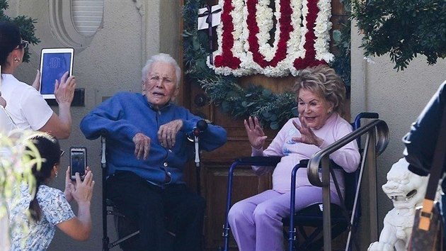 Kirk Douglas a jeho manelka Anne Buydensov pzuj sestikm u pleitosti 101. narozenin herce (Los Angeles, 9. prosince 2017).