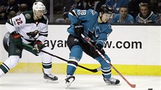 Tomáš Hertl (vpravo) ze San Jose kontroluje puk, za zády mu číhá Nino... Tomáš Hertl (vpravo) ze San Jose kontroluje puk, za zády mu číhá Nino...