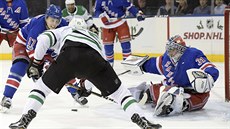 Ondřej Pavelec v brance NY Rangers v duelu s Dallasem. Ondřej Pavelec v brance NY Rangers v duelu s Dallasem.