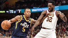 Rodney Hood (vlevo) z Utahu se snaí obelstít Jeffa Greena z Clevelandu.