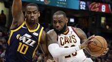 LeBron James z Clevelandu se tlačí přes Aleca Burkse z Utahu. LeBron James z Clevelandu se tlačí přes Aleca Burkse z Utahu.