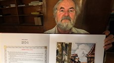 Autor chebské kroniky Jindřich Josef Turek se svým dílem. Autor chebské kroniky Jindřich Josef Turek se svým dílem.