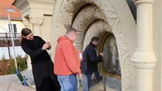 Otec Vít Metoděj Kout a restaurátoři instalují obrazy sv. Vladimíra, Krista... Otec Vít Metoděj Kout a restaurátoři instalují obrazy sv. Vladimíra, Krista...
