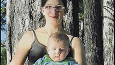 Malý Martínek na snímku ještě v náruči své maminky Malý Martínek na snímku ještě v náruči své maminky