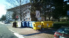 Do kontejnerů na tříděný odpad na havlíčkobrodském sídlišti Žižkov v neděli... Do kontejnerů na tříděný odpad na havlíčkobrodském sídlišti Žižkov v neděli...