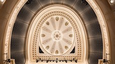 Pohled na strop Státní opery Pod lipami, který byl bhem rekonstrukce zvýen o...