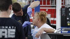 Hasiči ze Cincinnati aplikují Narcan ženě, která jevila známky předávkování. Hasiči ze Cincinnati aplikují Narcan ženě, která jevila známky předávkování.