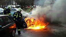 Zásah hasičů při požáru auta v Bartoňově ulici na pardubickém sídlišti Dubina.... Zásah hasičů při požáru auta v Bartoňově ulici na pardubickém sídlišti Dubina....