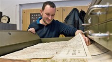 Sám Ivan Rous má sbírku map. „K jejich čtení je třeba hodně prostoru. Tuhle... Sám Ivan Rous má sbírku map. „K jejich čtení je třeba hodně prostoru. Tuhle...