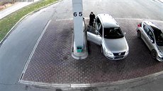 Řidiči s falešnými značkami ujížděli od benzinky bez placení Řidiči s falešnými značkami ujížděli od benzinky bez placení