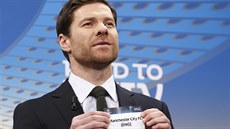 S losem osmifinále fotbalové Ligy mistrů pomáhal bývalý fotbalista Liverpoolu,... S losem osmifinále fotbalové Ligy mistrů pomáhal bývalý fotbalista Liverpoolu,...