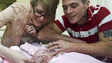 Rodiče holčičky, která se narodila se srdcem mimo hrudní koš. Jsou šťastní, že... Rodiče holčičky, která se narodila se srdcem mimo hrudní koš. Jsou šťastní, že...