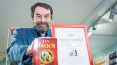 Spisovatel Jan Bauer se dostal do České knihy rekordů, protože vydal 172 knih.... Spisovatel Jan Bauer se dostal do České knihy rekordů, protože vydal 172 knih....
