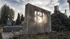 O hrobku Zdeňka Fierlingera na olomouckém hřbitově se roky nikdo nestará. O hrobku Zdeňka Fierlingera na olomouckém hřbitově se roky nikdo nestará.