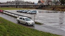 Na náplavce už dnes díky výjimce parkuje několik aut. Na náplavce už dnes díky výjimce parkuje několik aut.