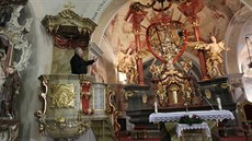Pelhřimovský restaurátor Jaroslav Benda ukazuje, jak rumělkové dřevořezby na... Pelhřimovský restaurátor Jaroslav Benda ukazuje, jak rumělkové dřevořezby na...