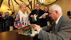 Archivář Ladislav Vilímek podepisuje svou novou knihu, čtvrtý díl titulu I domy... Archivář Ladislav Vilímek podepisuje svou novou knihu, čtvrtý díl titulu I domy...