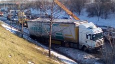 Řidič kamionu dostal křeče a skončil za svodidly. (18.12.2017) Řidič kamionu dostal křeče a skončil za svodidly. (18.12.2017)
