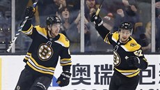 David Pastrňák (vlevo) a Sean Kuraly oslavují gól Bostonu. David Pastrňák (vlevo) a Sean Kuraly oslavují gól Bostonu.