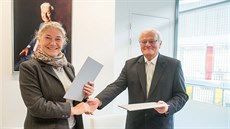 Vnučka T. Bati Rosemarie Blythová Baťová a rektor univerzity Petr Sáha... Vnučka T. Bati Rosemarie Blythová Baťová a rektor univerzity Petr Sáha...