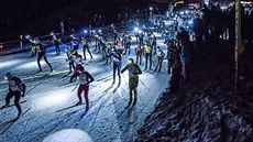 Běhání na lyžích s čelovkami je v Jizerských horách stále populárnější. Večer... Běhání na lyžích s čelovkami je v Jizerských horách stále populárnější. Večer...