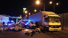 Ve středu ráno se u čerpací stanice na Jižní spojce srazila dodávka s kamionem.... Ve středu ráno se u čerpací stanice na Jižní spojce srazila dodávka s kamionem....