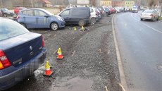 Pohled na poškozená auta. Žena dostala smyk a nabourala vozidla odstavená na... Pohled na poškozená auta. Žena dostala smyk a nabourala vozidla odstavená na...