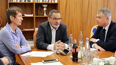 Nové vedení chebské radnice u jednoho stolu. Zleva místostarostka Eva Horná,... Nové vedení chebské radnice u jednoho stolu. Zleva místostarostka Eva Horná,...