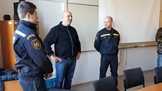 Hasičům z olomoucké stanice přišel po roce na olomouckou stanici poděkovat muž,... Hasičům z olomoucké stanice přišel po roce na olomouckou stanici poděkovat muž,...