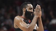James Harden z Houstonu oslavuje svou trefu proti Portlandu. James Harden z Houstonu oslavuje svou trefu proti Portlandu.