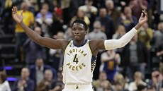 Victor Oladipo z Indiany se nechává oslavovat tribunami. Victor Oladipo z Indiany se nechává oslavovat tribunami.