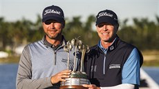 Sean O'Hair (vlevo) a Steve Stricker jako vítězové QBE Shootout Sean O'Hair (vlevo) a Steve Stricker jako vítězové QBE Shootout
