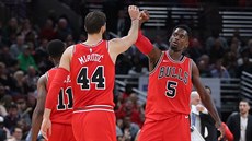 Nikola Mirotič a Bobby Portis si gratulují k povedené akci Chicaga. Nikola Mirotič a Bobby Portis si gratulují k povedené akci Chicaga.