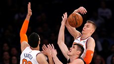 Enes Kanter a Kristaps Porzingis z New Yorku bojují o míč s Ersanem Ilyasovou z... Enes Kanter a Kristaps Porzingis z New Yorku bojují o míč s Ersanem Ilyasovou z...