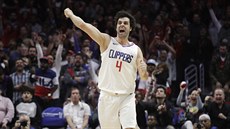 Miloš Teodosič z LA Clippers se raduje z důležité trojky proti Torontu. Miloš Teodosič z LA Clippers se raduje z důležité trojky proti Torontu.