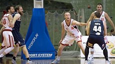 Šimon Puršl (č. 20) ze Svitav při obraně Lukáše Feštra z Děčína Šimon Puršl (č. 20) ze Svitav při obraně Lukáše Feštra z Děčína
