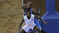 Alex Davis (v bílém) z Nymburka si dělá pozici na souboj s Cadarianem Rainesem... Alex Davis (v bílém) z Nymburka si dělá pozici na souboj s Cadarianem Rainesem...