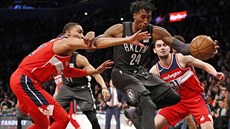Rondae Hollis-Jefferson (v černém) z Brooklynu pod tlakem Otto Portera Jr.... Rondae Hollis-Jefferson (v černém) z Brooklynu pod tlakem Otto Portera Jr....
