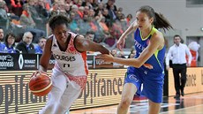 Valeriane Ayayiová (vlevo) z Bourges uniká Veronice Voráčkové z USK Praha. Valeriane Ayayiová (vlevo) z Bourges uniká Veronice Voráčkové z USK Praha.