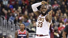 LeBron James z Clevelandu se raduje z důležité trefy v koncovce zápasu s... LeBron James z Clevelandu se raduje z důležité trefy v koncovce zápasu s...