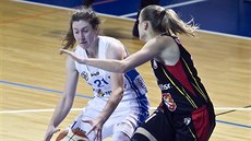 Kateřina Kozumplíková (vlevo) z Trutnova útočí přes Kristýnu Minarovičovou z... Kateřina Kozumplíková (vlevo) z Trutnova útočí přes Kristýnu Minarovičovou z...