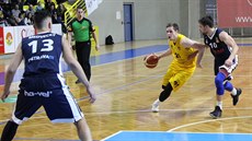 Radovan Kouřil (v žlutém) z Opavy útočí na ostravský koš kolem Milana... Radovan Kouřil (v žlutém) z Opavy útočí na ostravský koš kolem Milana...
