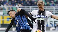 Borja Valero z Interu Milán (vlevo) bojuje o míč s Antonínem Barákem z Udine. Borja Valero z Interu Milán (vlevo) bojuje o míč s Antonínem Barákem z Udine.