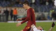 Fabio Pisacane z Cagliari (vpravo) a útočník AS Řím Patrik Schick v souboji Fabio Pisacane z Cagliari (vpravo) a útočník AS Řím Patrik Schick v souboji