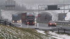 Tunel Panenská na dálnici D8, kde je rychlost omezená na 80 kilometrů v hodině. Tunel Panenská na dálnici D8, kde je rychlost omezená na 80 kilometrů v hodině.