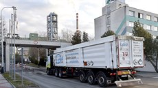 Do cementárny v Čížkovicích dorazil kamion s posledním nákladem ropných kalů ze... Do cementárny v Čížkovicích dorazil kamion s posledním nákladem ropných kalů ze...