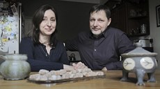 Manželé Roštíkovi pomáhají mladým studentům umění, snaží se zachránit i vzácné... Manželé Roštíkovi pomáhají mladým studentům umění, snaží se zachránit i vzácné...