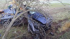 Devatenáctiletý řidič nezvládl řízení a vylétl ze silnice. Jeho auto doslova... Devatenáctiletý řidič nezvládl řízení a vylétl ze silnice. Jeho auto doslova...