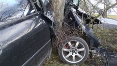 Devatenáctiletý řidič nezvládl řízení a vylétl ze silnice. Jeho auto doslova... Devatenáctiletý řidič nezvládl řízení a vylétl ze silnice. Jeho auto doslova...