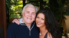 Kirk Douglas a Catherine Zeta-Jonesová (9. prosince 2017) Kirk Douglas a Catherine Zeta-Jonesová (9. prosince 2017)